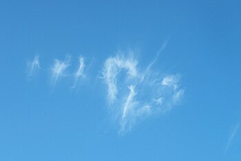 Eine Wolke in Herzform auf strahlend blauem Himmel